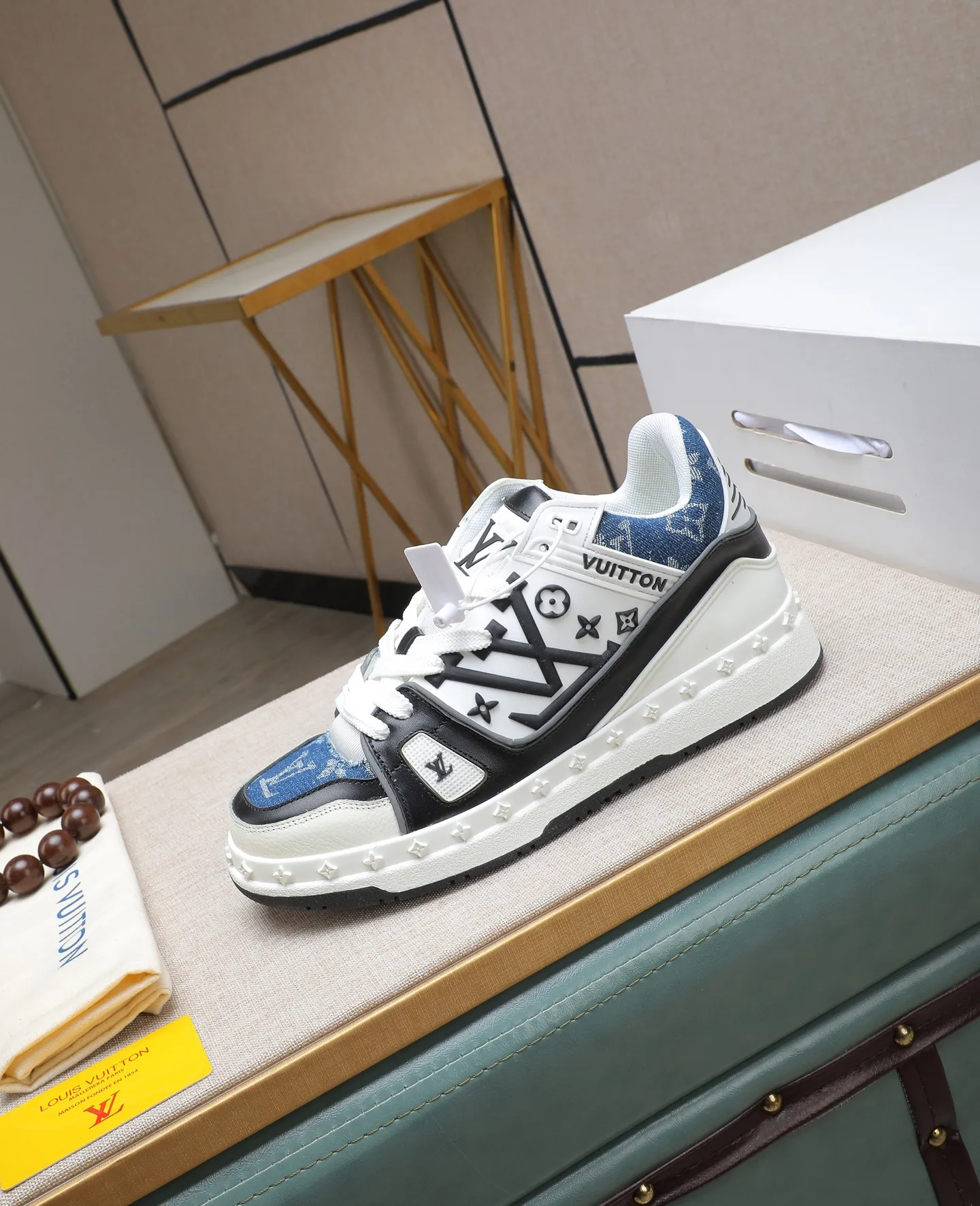 Men's men's shoes 💰640 LV are novel and fashionable, the uppers are made of imported cowhide, and they have a super trendy design! It’s eye-catching! The leather is soft, delicate, shiny and translucent, showing the ultimate hand-made craftsmanship, the tongue has the LV logo, and the mesh upper is soft, comfortable and breathable! Size: 38-44 (45 customized